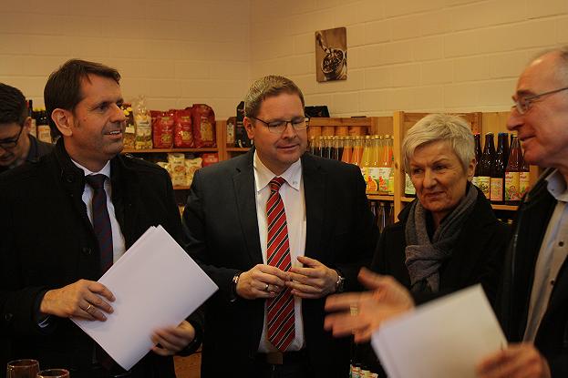 Foto von links: Minister Olaf Lies, Landtagsabgeordnerter Marcus Bosse, Landrätin Chrstiana Steinbrügge, Baudezernent Claus-Jürgen Schillmann